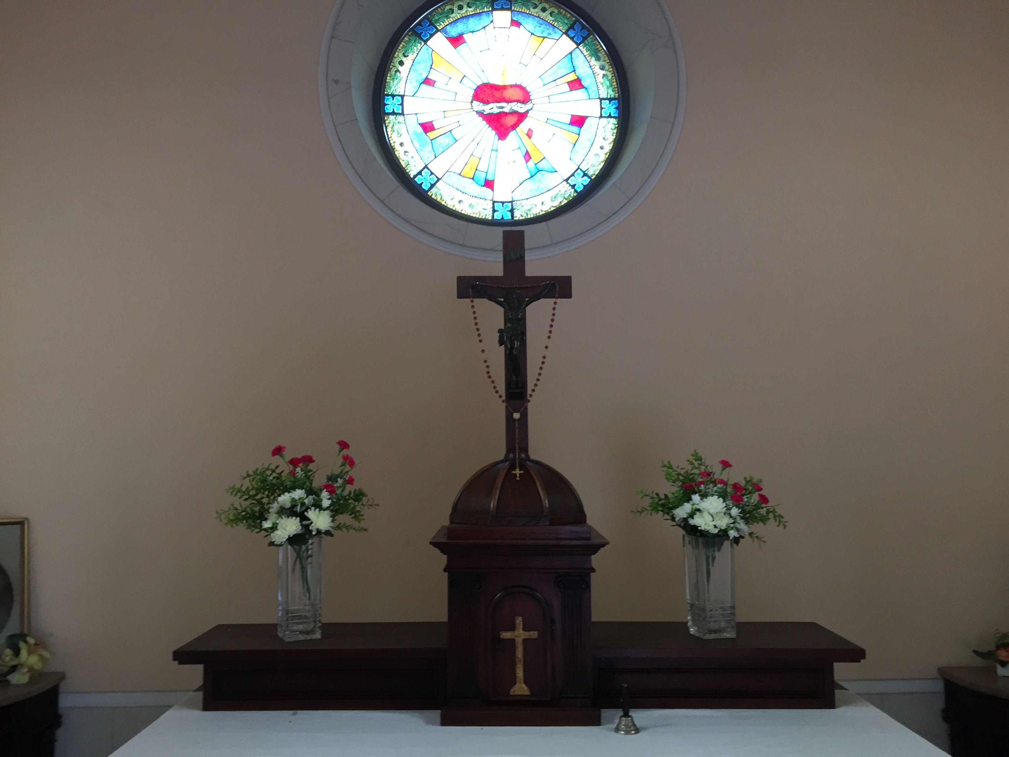 Altare, Tabernacolo e Crocefisso