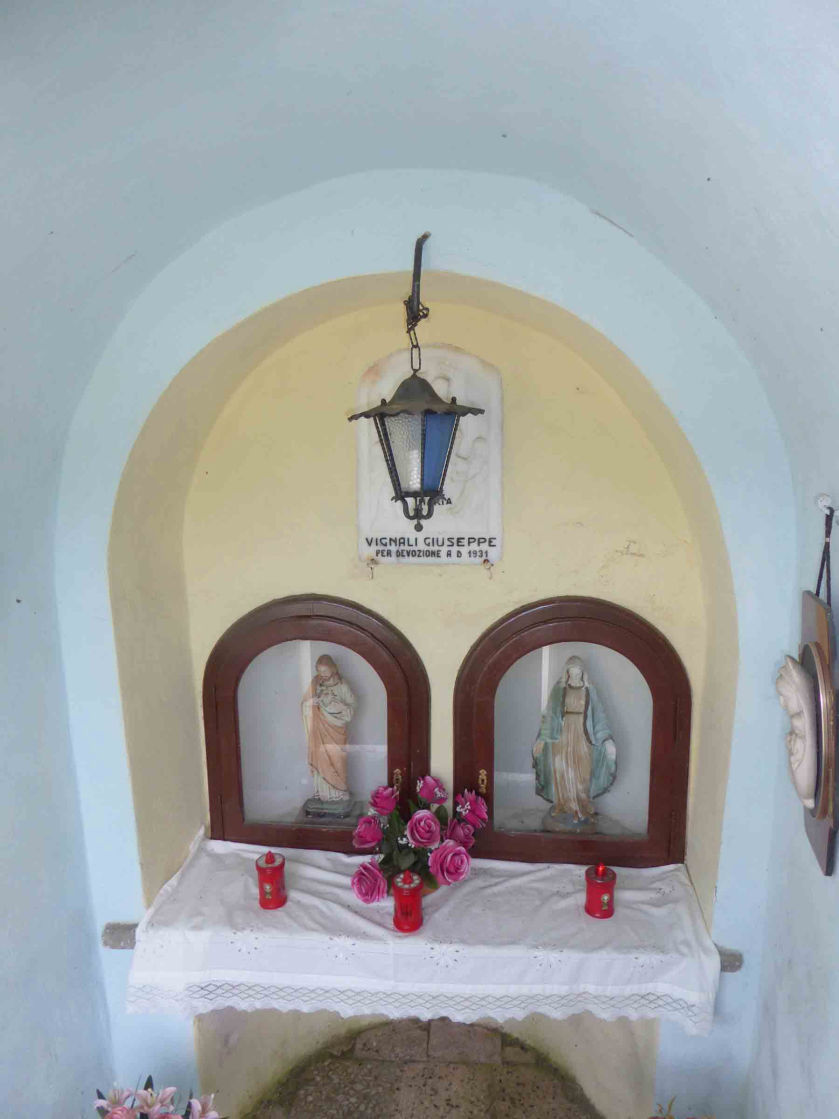 Altare con sopra la formella