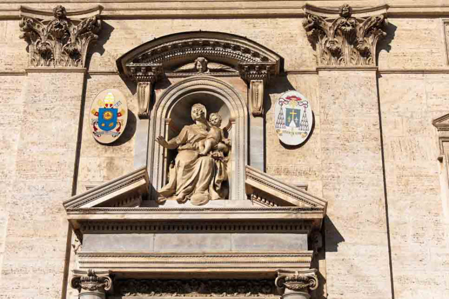 Nicchia sopra il portale