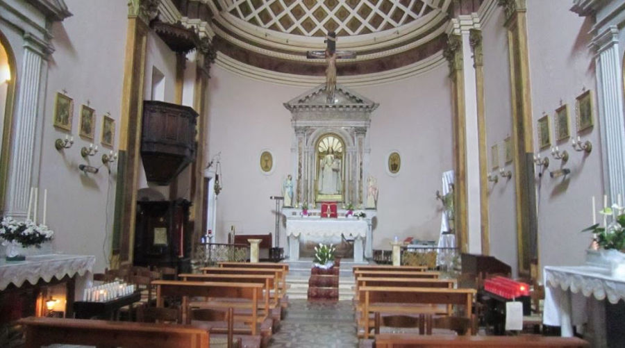 Interno con Madonna del Carmine