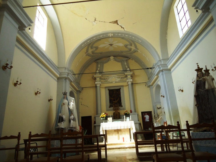 Interno con altare e pala d'altare