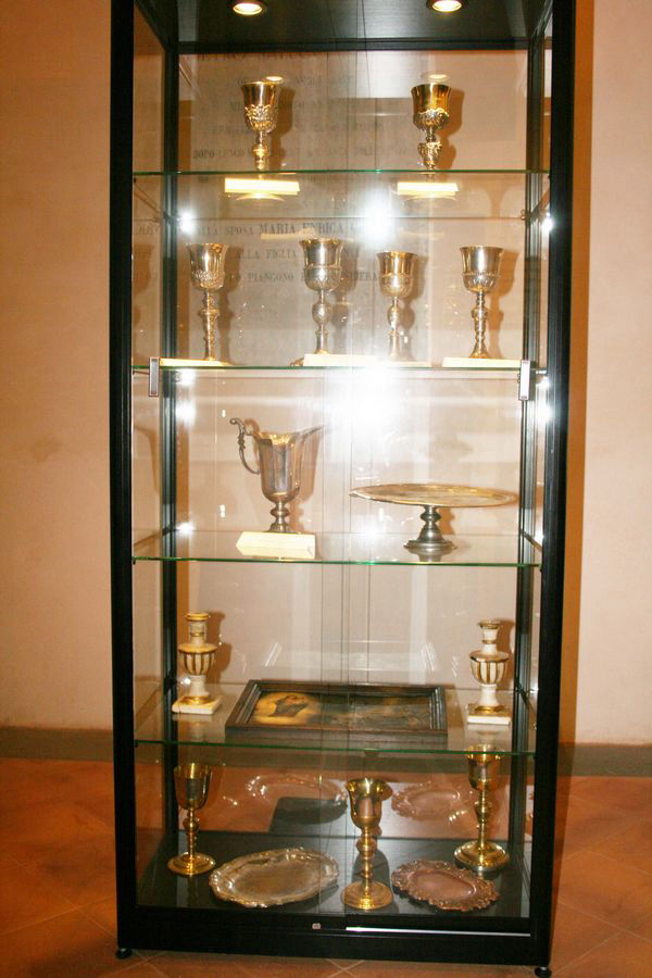 Bacheca con argenti e ori