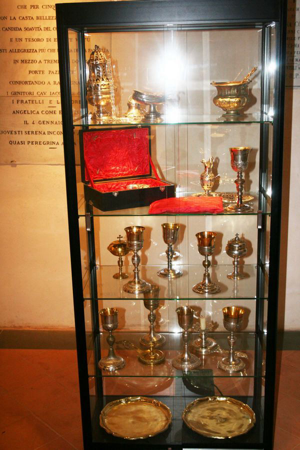 Vetrina con argenti ed ex voto