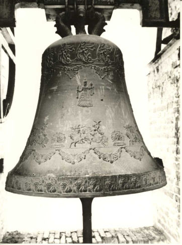 Campana con decorazioni vegetali