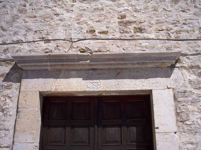 Capitello sopra il portale