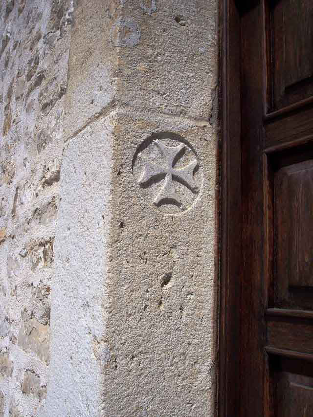 Colonna sinistra del portale