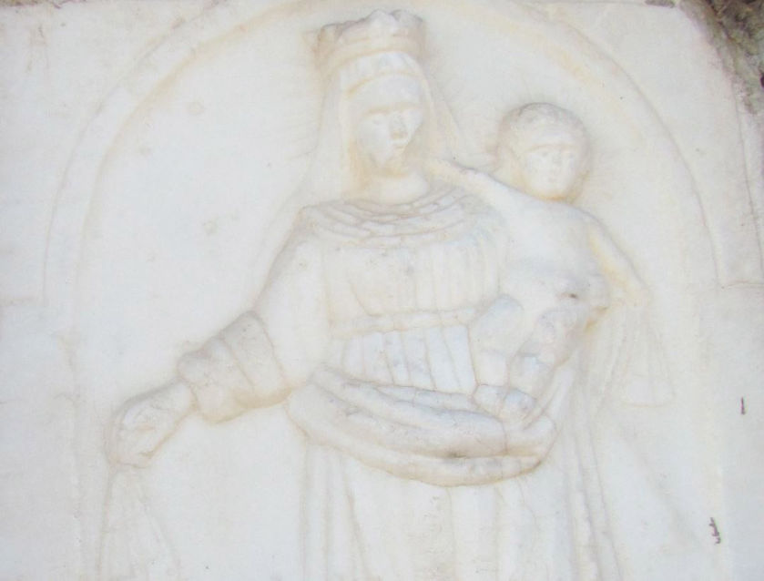 Particolare della targa in marmo