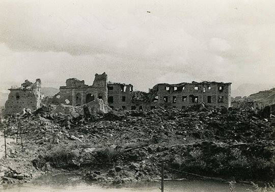Vista frontale con il vicino convento
