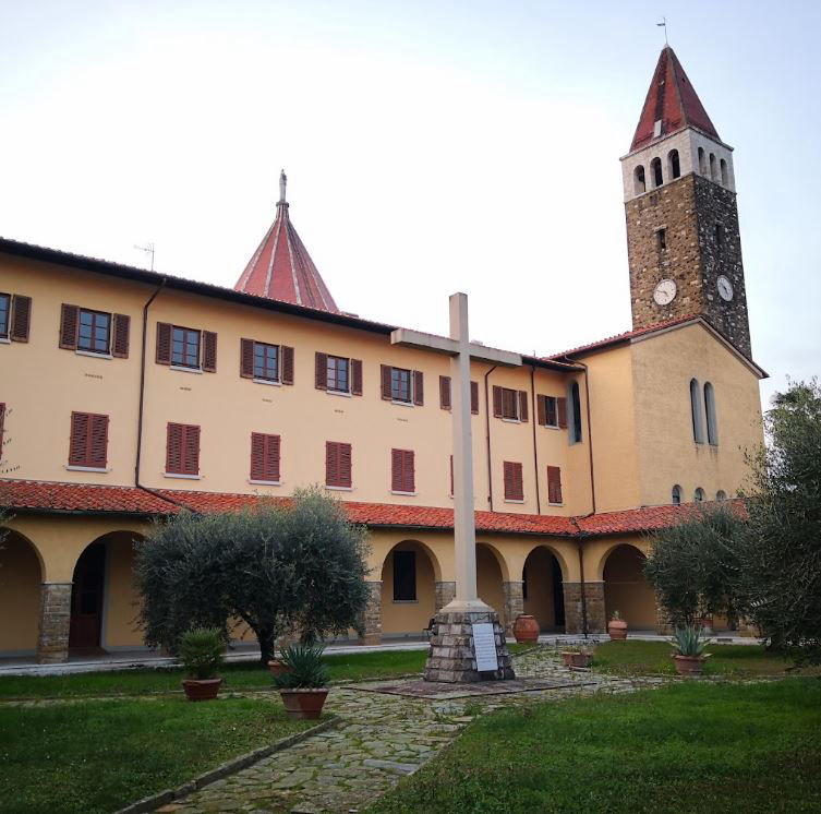 Chiostro quadrangolare ad archi