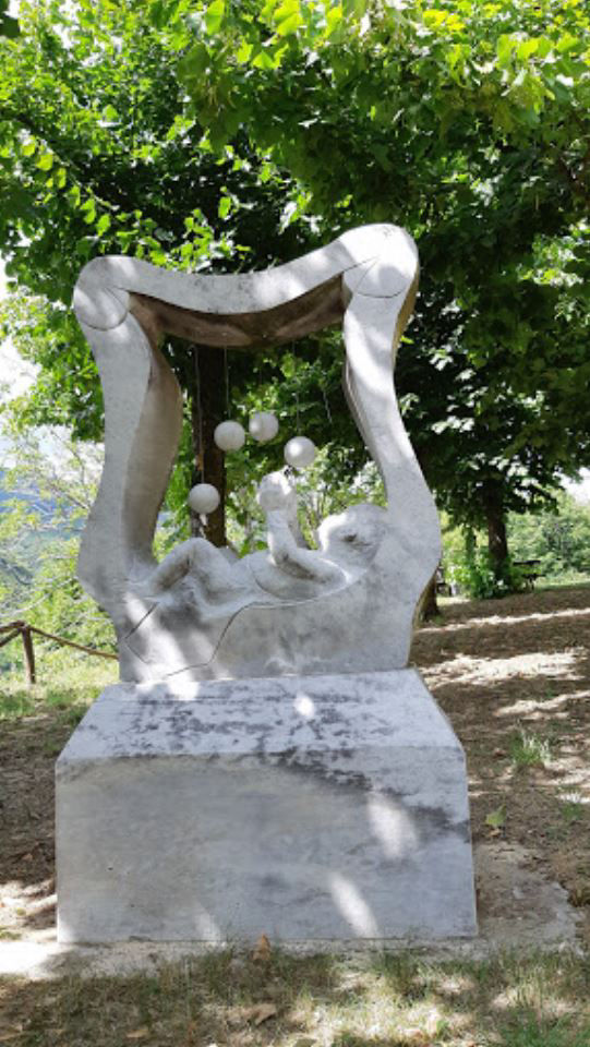 Statua nel giardino antistante