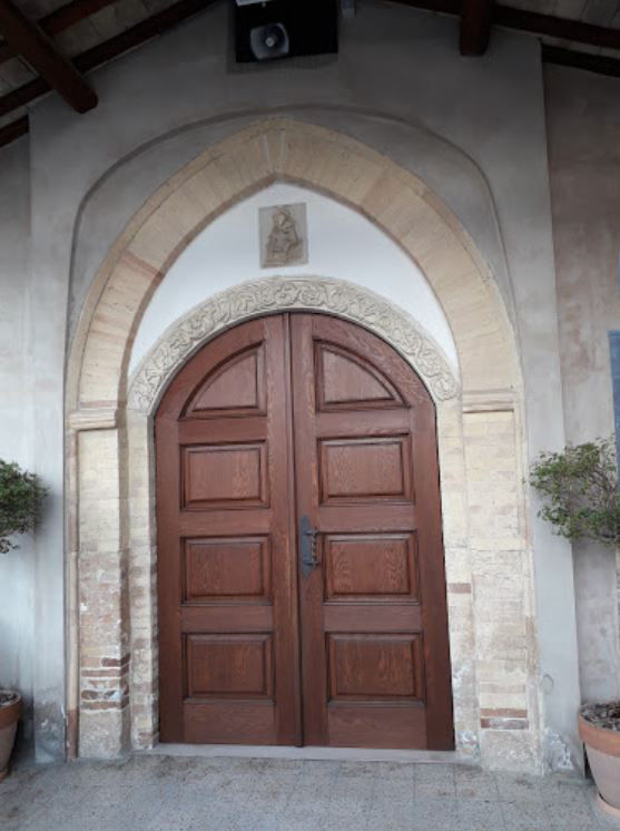 Portale con sopra Madonna con Bambino 