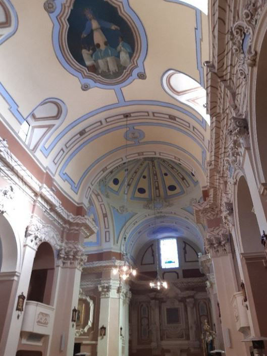 Navata con volta a botte affrescata