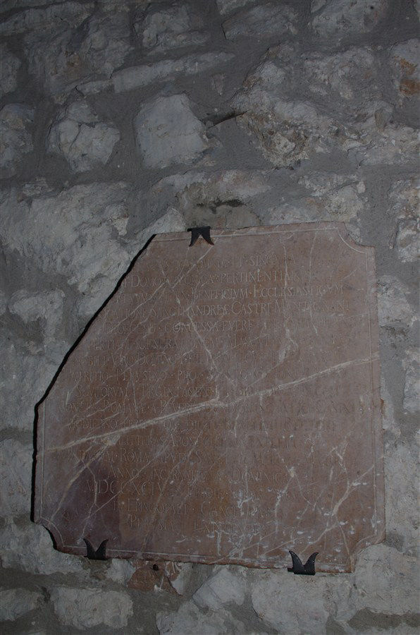 Lapide trovata sotto il pavimento