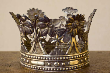 Corona della Madonna del Carmine con gigli e stelle