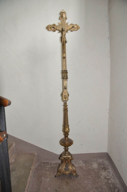 Croce da altare con santi alla base