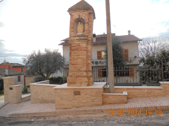Edicola Madonna di Loreto dopo i lavori alla recinzione - Mondolfo (PU)