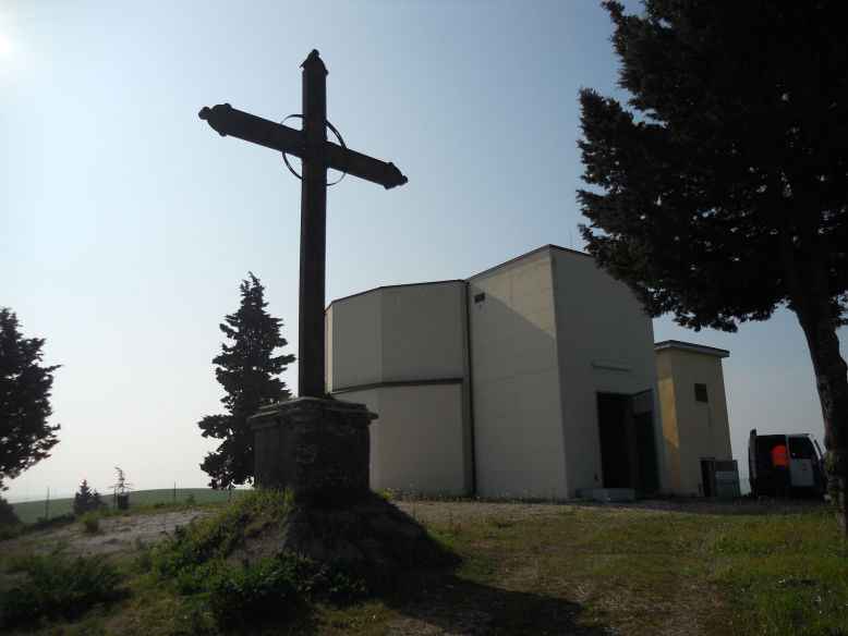 Croce del Termine con dietro il deposito dell'acqua