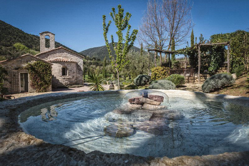 Fontana all'esterno della chiesetta