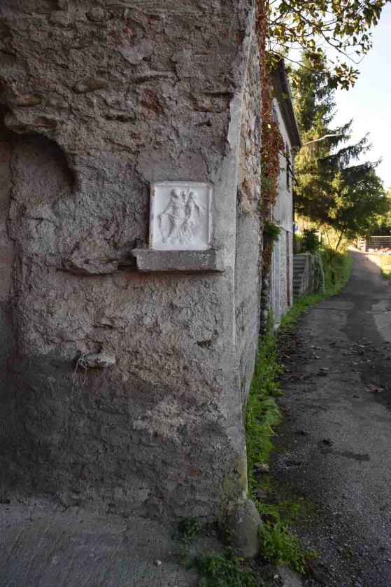 Maestà appesa al muro