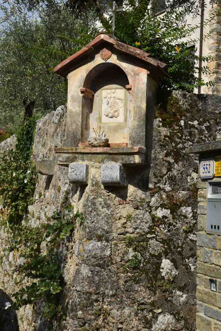 Maestà sopra il muro di recinzione