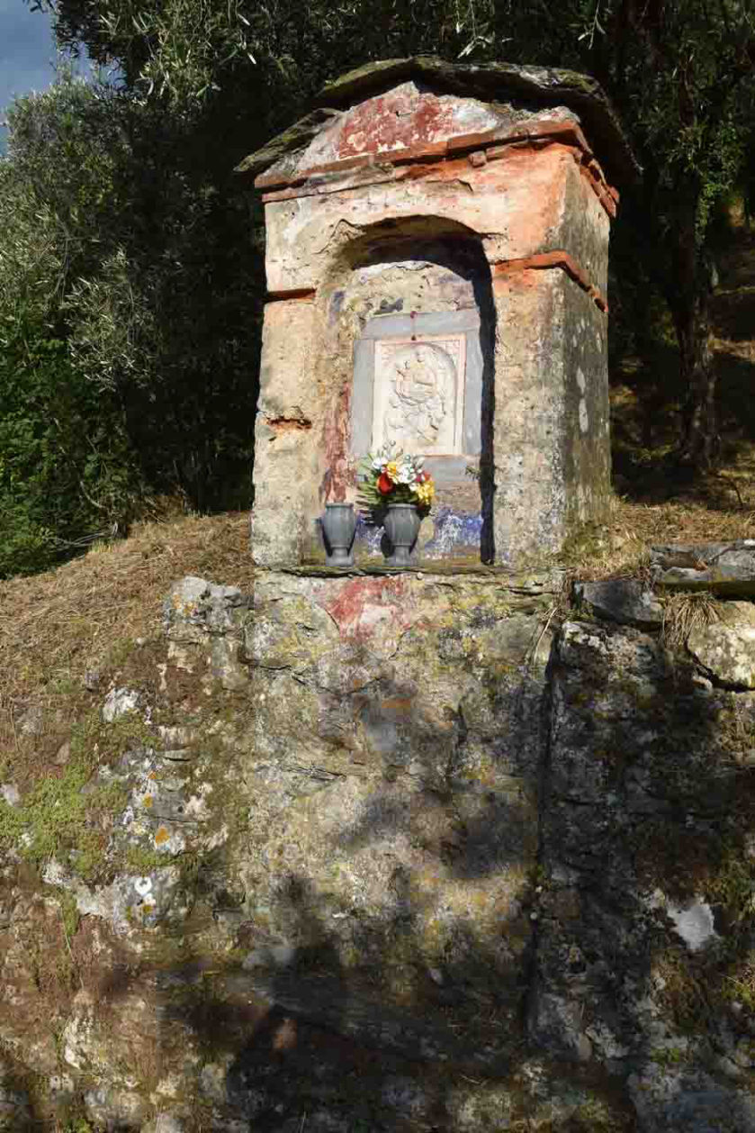 Maestà sopra un muro lungo un sentiero