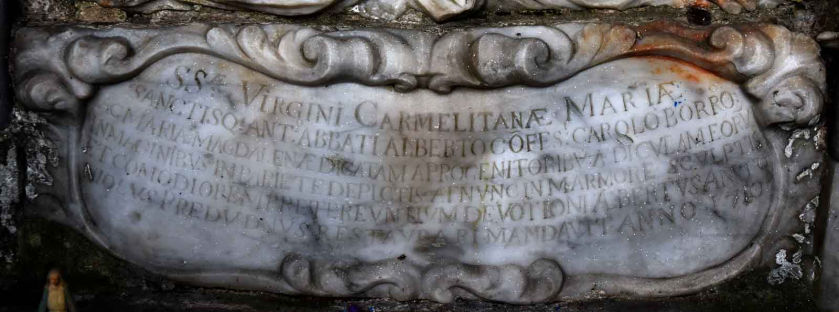 Lapide al di sotto della formella