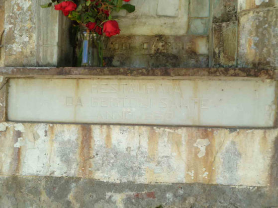 Lapide recente con iscrizione