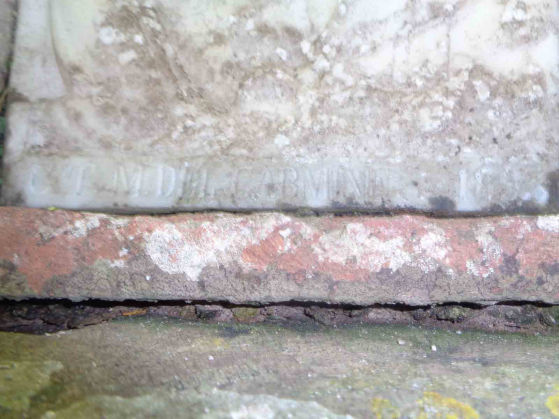 Iscrizione in basso alla formella