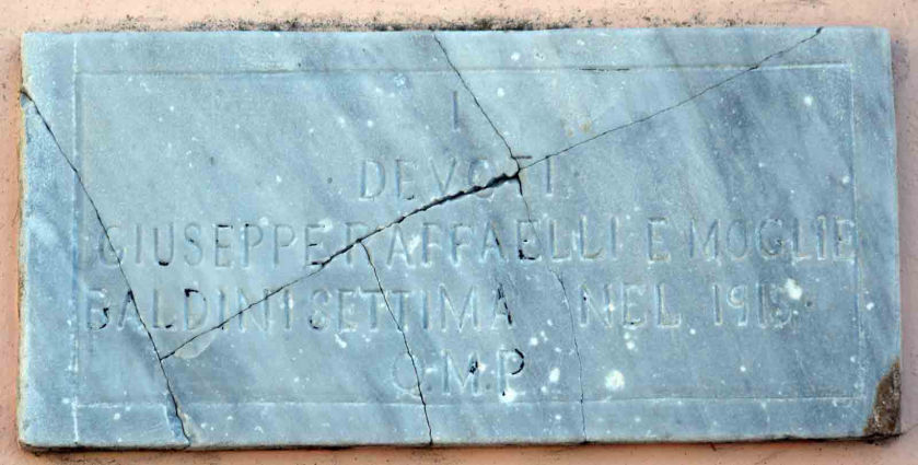 Lapide al di sotto della Maestà