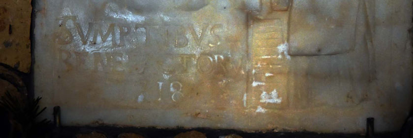 Iscrizione nella parte bassa della formella