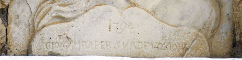 Iscrizione in basso sulla formella