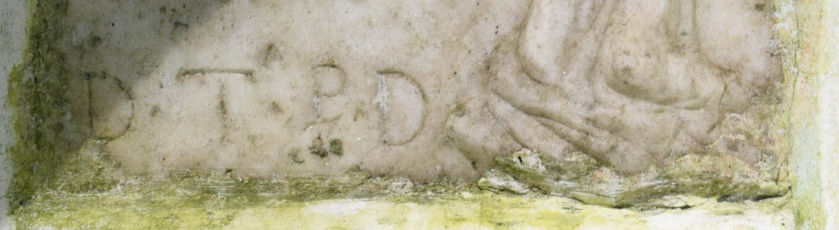 Iscrizione sulla parte bassa della formella