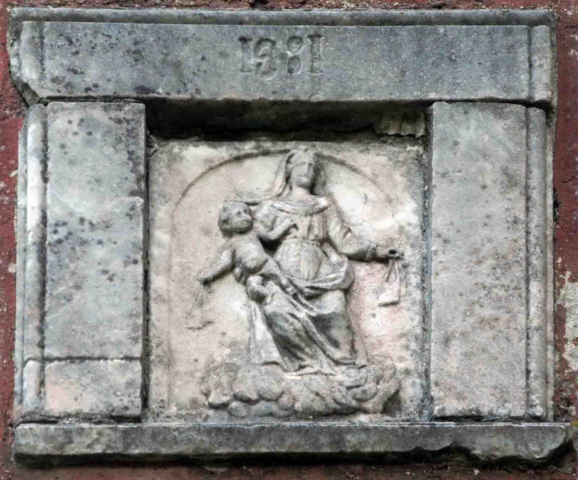 Formella contornata da una cornice marmorea