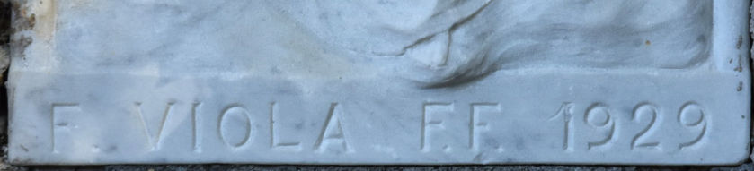 Iscrizione in basso alla formella