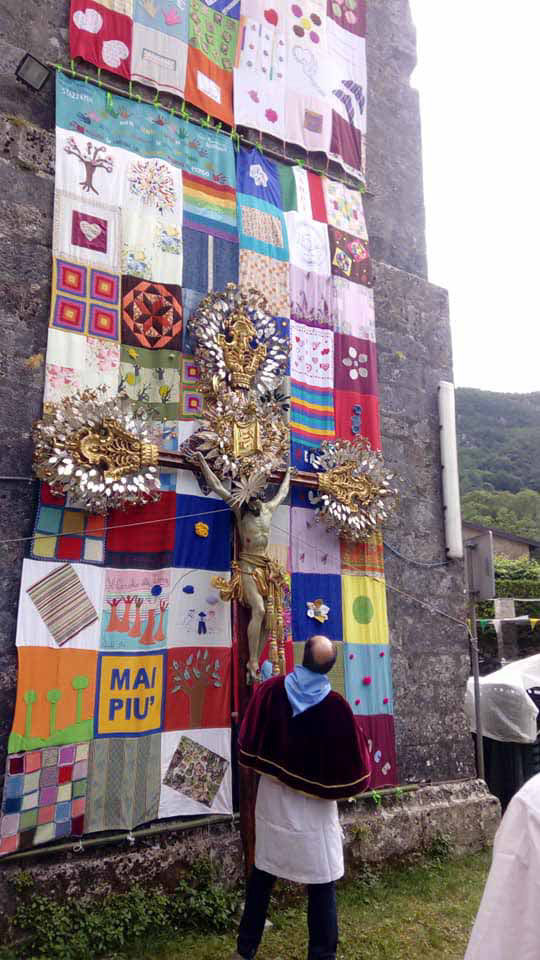 Campanile adornato con lavori all'uncinetto 