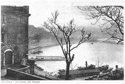 Chiesa dI Santa Maria del Carmine, fianco del complesso prima della guerra con vista sul porto