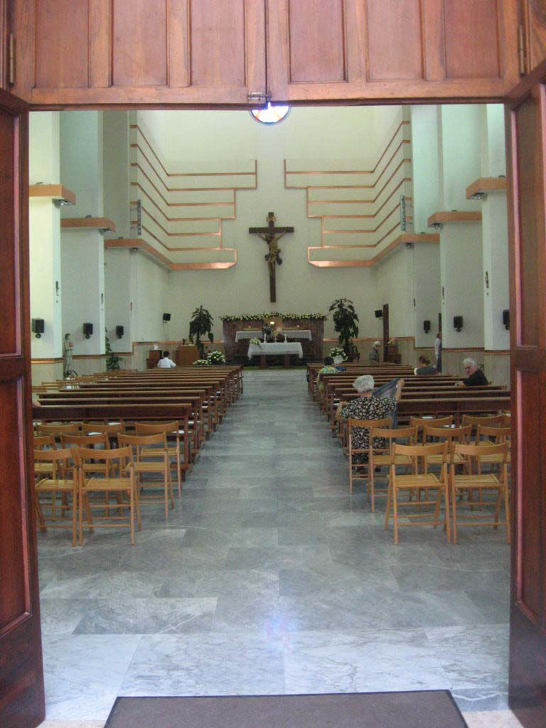 Interno visto dal portone d'ingresso