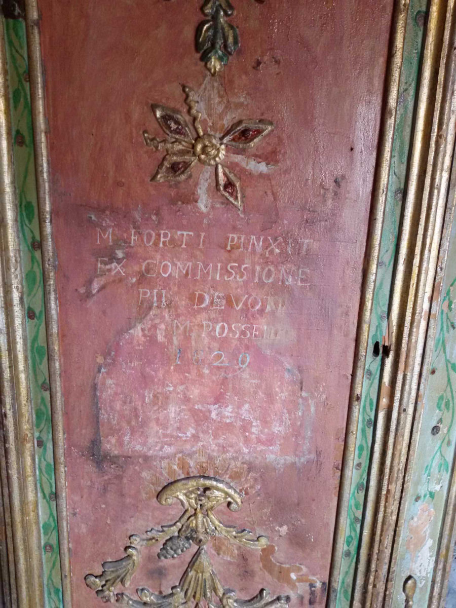 Mobile che contiene la Statua della Madonna