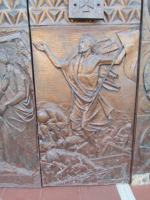 Resurrezione incisa sul portone d'ingresso