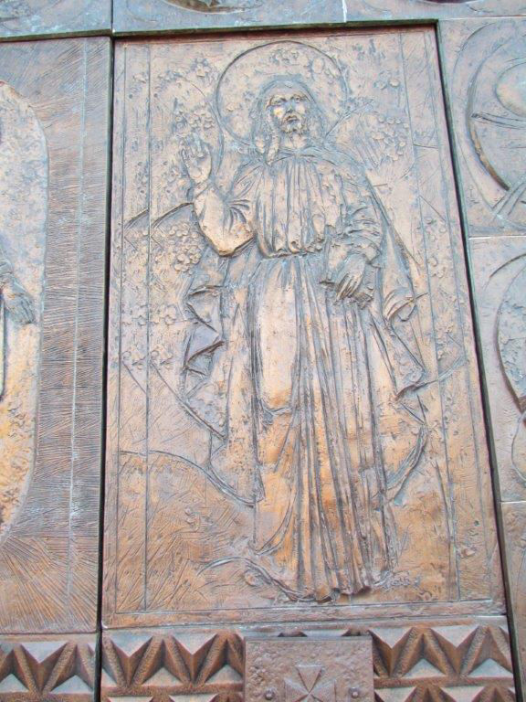 Cristo inciso sul portone d'ingresso