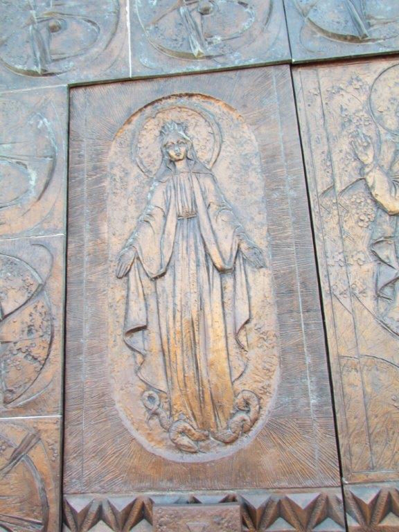 Madonna incisa sul portone d'ingresso