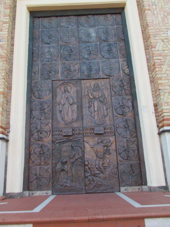 Portone d'ingresso rivestito in rame