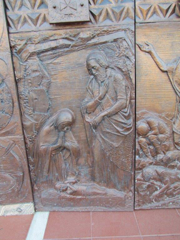 Natività incisa sul portone d'ingresso