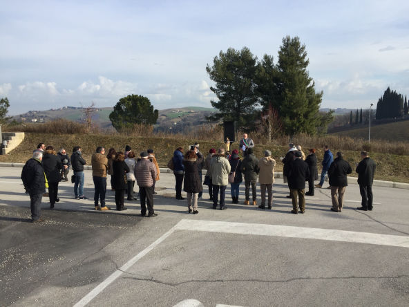 Partecipanti alla cerimonia di benedizione della nuova edicola