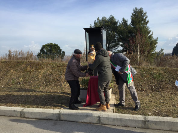 Immissione della Madonna con Bambino nell'edicola