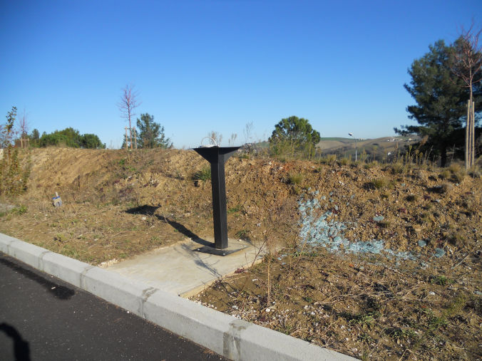 Immagine dell'edicola con affianco i resti della teca rotta