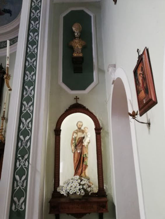 Statua sulla destra dell'aula