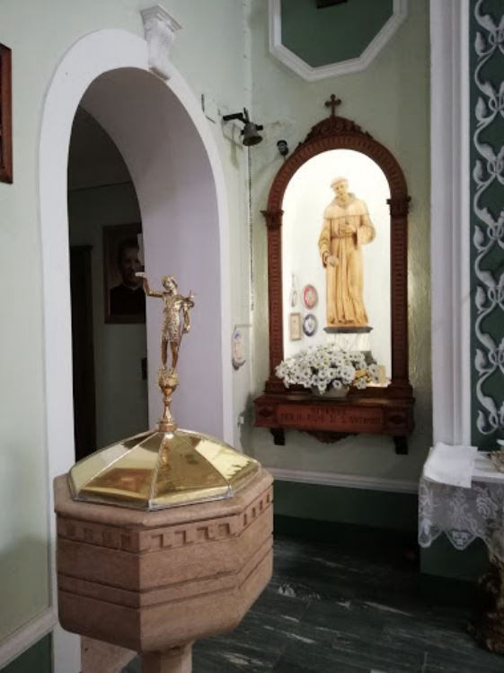 Statua sinistra dell'aula