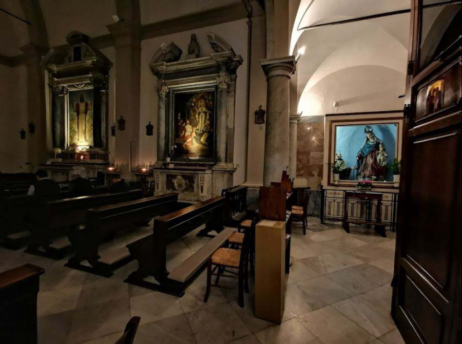 Navata con altari sulla parete destra 