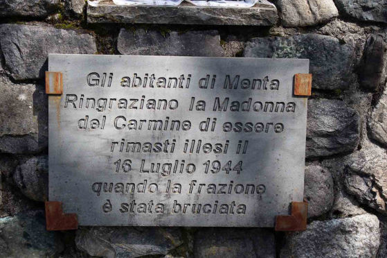 Lapide a lato dell'edicola